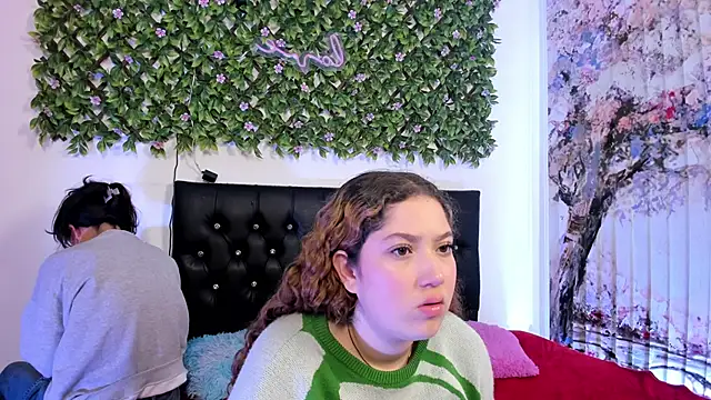 Snapshot of valeria_and_zoe chatting on 05/20/26, 03:40 valeria and zoe online show from 05/20/26, 03:40