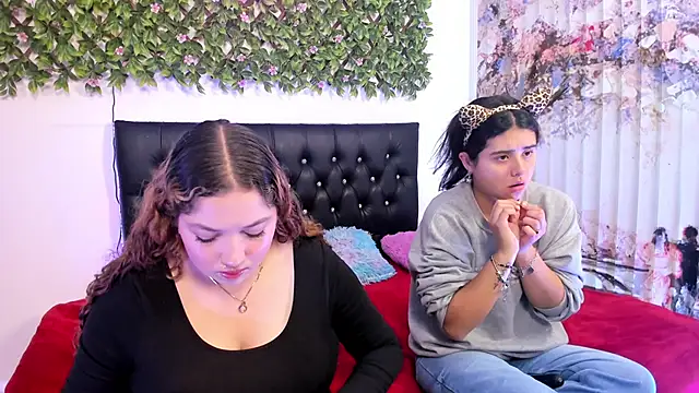 Snapshot of valeria_and_zoe chatting on 05/21/26, 02:02 valeria and zoe online show from 05/21/26, 02:02