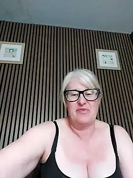 FlirtyFleur-x online show from 05/18/26, 12:55