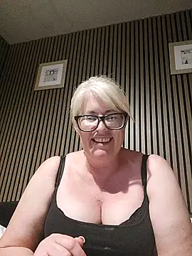FlirtyFleur-x online show from 05/24/26, 09:42