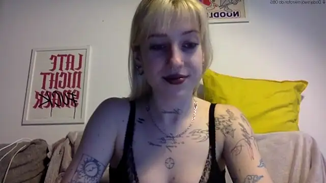 Snapshot of EmmyWet chatting on 05/15/26, 06:04 EmmyWet online show from 05/15/26, 06:04