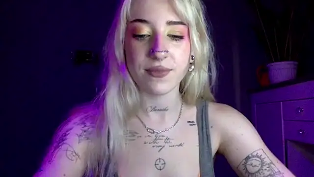 Snapshot of EmmyWet chatting on 06/22/26, 06:38 EmmyWet online show from 06/22/26, 06:38