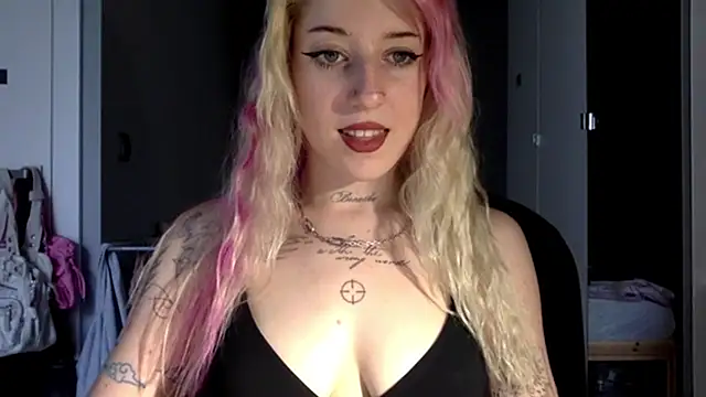 Snapshot of EmmyWet chatting on 07/04/26, 04:02 EmmyWet online show from 07/04/26, 04:02