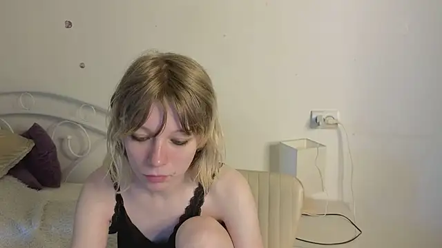Snapshot of MollySally chatting on 06/11/26, 04:10 MollySally online show from 06/11/26, 04:10