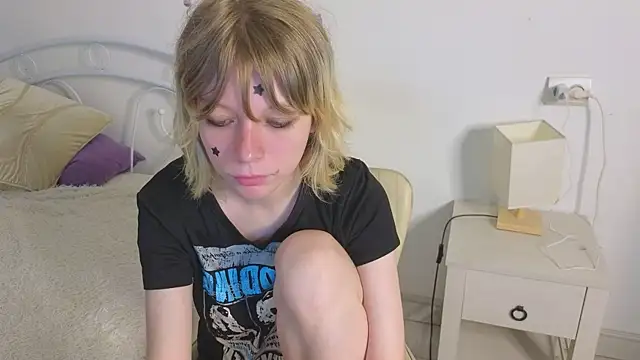 Snapshot of MollySally chatting on 06/16/26, 04:15 MollySally online show from 06/16/26, 04:15