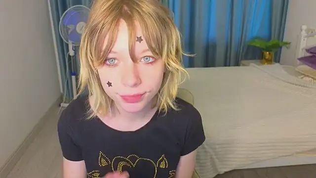 Snapshot of MollySally chatting on 06/19/26, 04:17 MollySally online show from 06/19/26, 04:17