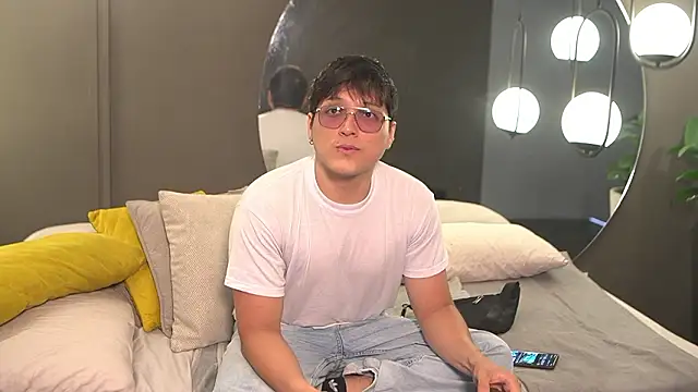 Mia and Belmonth online show from 03/18/26, 06:44