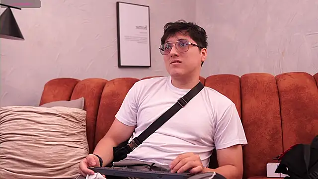 Mia and Belmonth online show from 04/19/26, 06:54