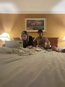 Snapshot of Darkcrowncouple chatting on 02/28/26, 01:45 Darkcrowncouple online show from 02/28/26, 01:45