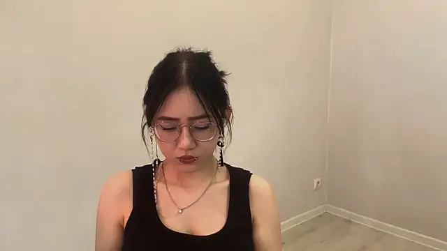 Snapshot of SolvedGlobe chatting on 05/02/26, 01:05 SolvedGlobe online show from 05/02/26, 01:05