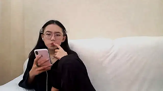 Snapshot of SolvedGlobe chatting on 06/05/26, 01:06 SolvedGlobe online show from 06/05/26, 01:06