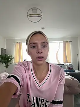 Snapshot of Naughtyblondex chatting on 06/28/26, 12:33 Naughtyblondex online show from 06/28/26, 12:33