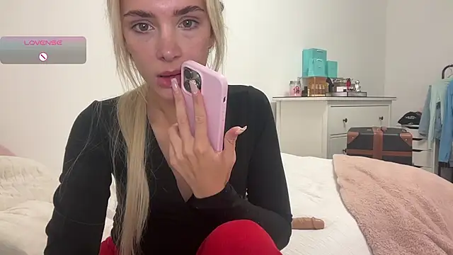 Snapshot of Naughtyblondex chatting on 07/17/26, 08:14 Naughtyblondex online show from 07/17/26, 08:14