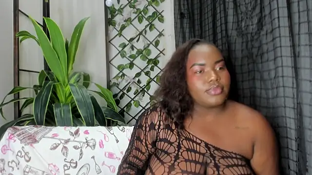 Snapshot of sophie_blake1 chatting on 06/06/26, 12:43 sophie blake1 online show from 06/06/26, 12:43