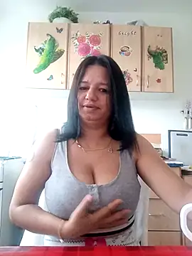 Snapshot of roxana_e43 chatting on 05/02/26, 04:39 roxana e43 online show from 05/02/26, 04:39