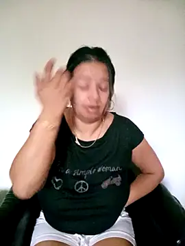 Snapshot of roxana_e43 chatting on 05/17/26, 04:54 roxana e43 online show from 05/17/26, 04:54