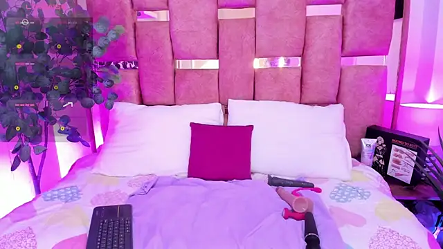 Snapshot of lucy_davies chatting on 03/06/26, 12:12 lucy davies online show from 03/06/26, 12:12