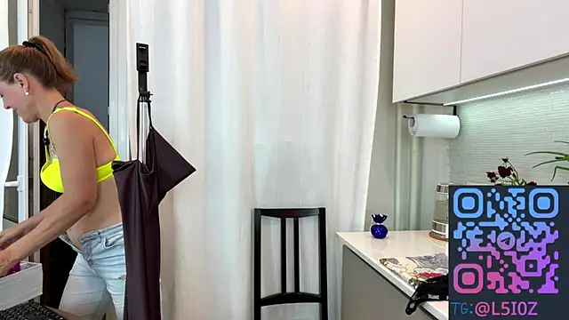 Snapshot of Lizacams chatting on 07/25/26, 04:37 Lizacams online show from 07/25/26, 04:37