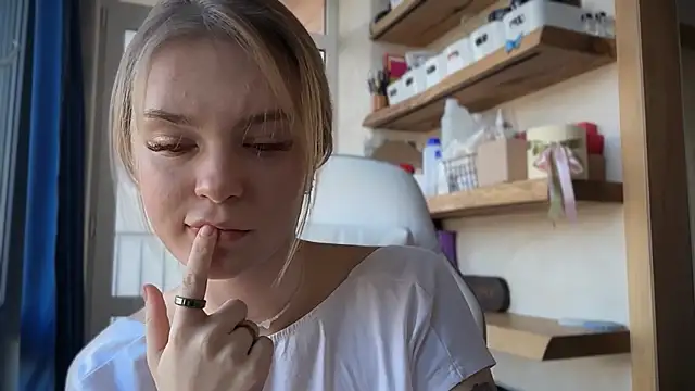 cyberl0ve  online show from 04/12/26, 02:00