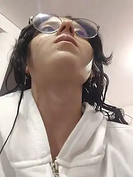 Snapshot of Naomimolie chatting on 05/16/26, 11:31 Naomimolie online show from 05/16/26, 11:31