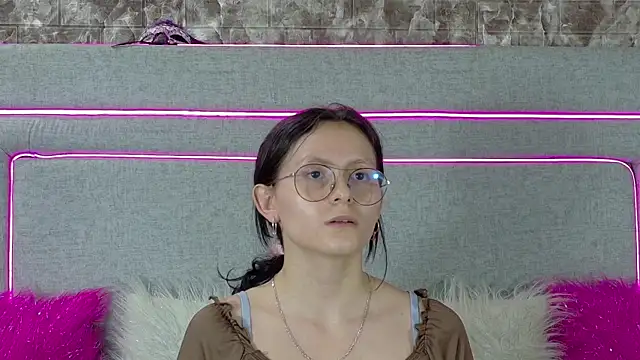 Snapshot of Naomimolie chatting on 07/16/26, 12:00 Naomimolie online show from 07/16/26, 12:00