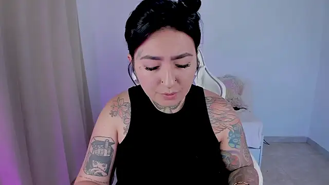 Snapshot of heeyy_kitty chatting on 03/25/26, 02:34 heeyy kitty online show from 03/25/26, 02:34