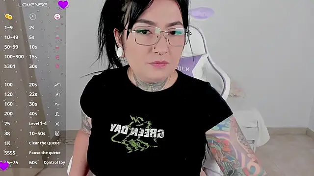 Snapshot of heeyy_kitty chatting on 04/05/26, 02:47 heeyy kitty online show from 04/05/26, 02:47