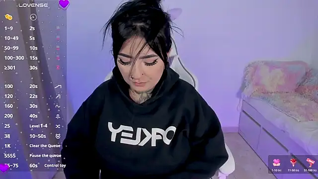 Snapshot of heeyy_kitty chatting on 04/29/26, 01:48 heeyy kitty online show from 04/29/26, 01:48