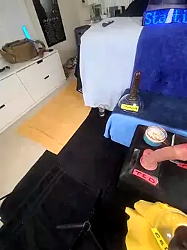 Snapshot of FantasyMan-BiWM chatting on 04/10/26, 01:22 FantasyMan-BiWM online show from 04/10/26, 01:22