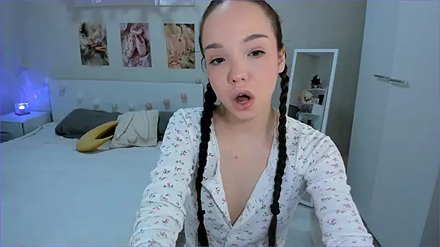 Snapshot of Milly_Lane chatting on 04/11/26, 03:11 Milly Lane online show from 04/11/26, 03:11