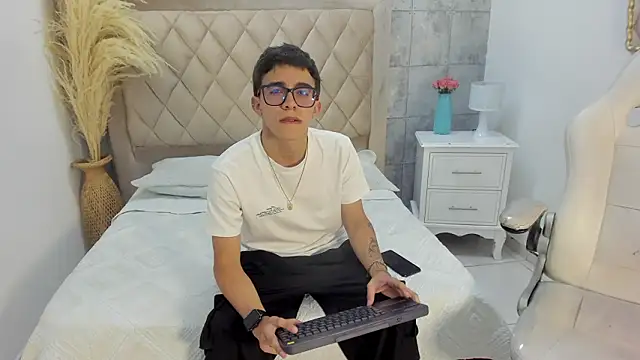 TylerCross  online show from 03/17/26, 08:34