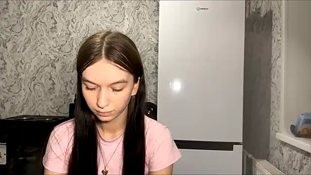 LaraDraggoo online show from 04/18/26, 08:31