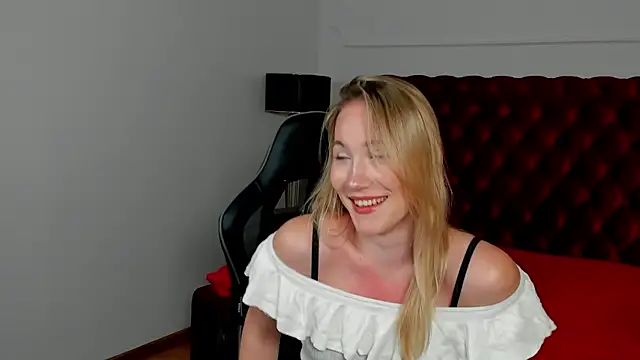 Snapshot of ElaraVoltage chatting on 07/28/26, 11:17 ElaraVoltage online show from 07/28/26, 11:17