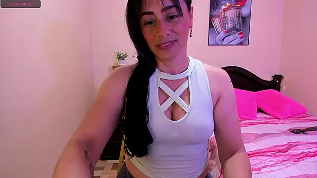Snapshot of sara_florez12 chatting on 05/01/26, 10:53 sara florez12 online show from 05/01/26, 10:53