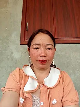 Yellow-pink online show from 04/15/26, 03:46