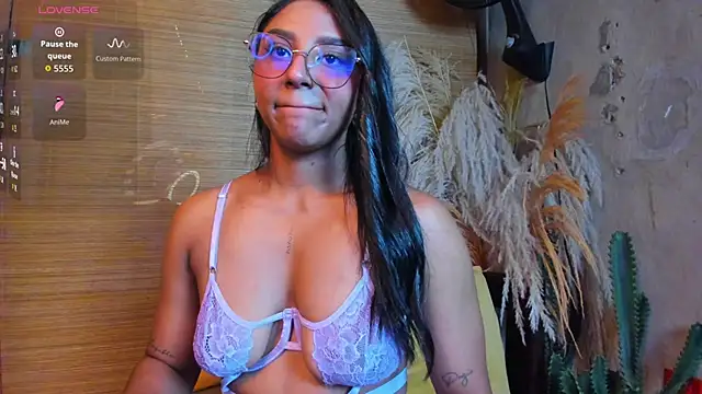 Snapshot of Victoria_Gonzalez chatting on 03/08/26, 12:42 Victoria Gonzalez online show from 03/08/26, 12:42