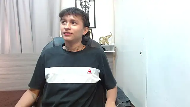 Snapshot of YuanDelux chatting on 03/08/26, 03:05 YuanDelux online show from 03/08/26, 03:05