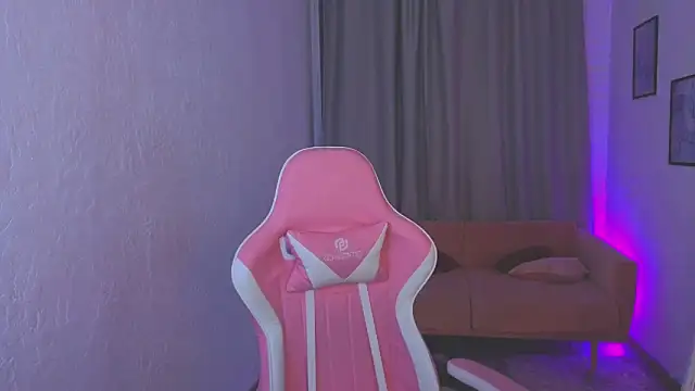 LoralAvery online show from 04/01/26, 09:34