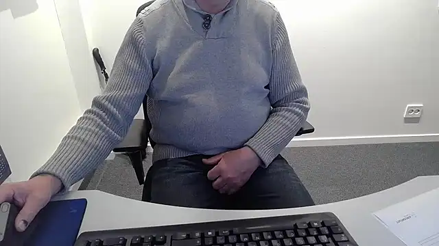 Snapshot of Buggemann chatting on 05/04/26, 03:02 Buggemann online show from 05/04/26, 03:02
