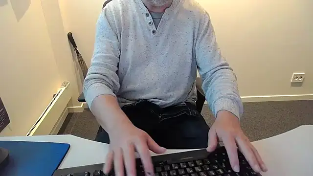 Snapshot of Buggemann chatting on 06/04/26, 03:23 Buggemann online show from 06/04/26, 03:23