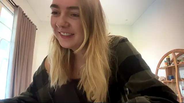 Snapshot of RoxyWet chatting on 03/12/26, 11:44 RoxyWet online show from 03/12/26, 11:44