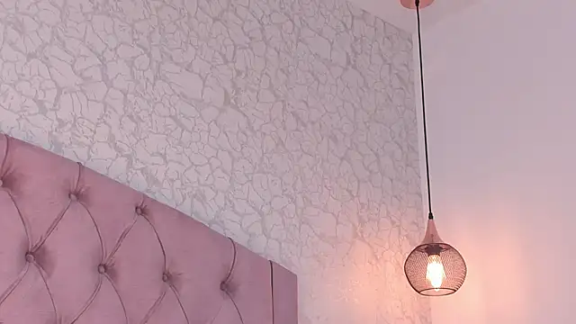 saraa joness  online show from 04/04/26, 07:22