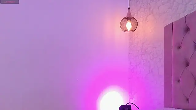 saraa joness  online show from 04/29/26, 06:36