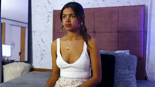 Daniela Lunax online show from 04/11/26, 03:55