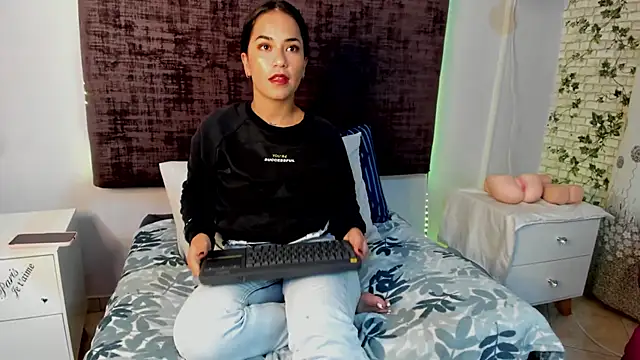 thyra-corall online show from 04/07/26, 03:29