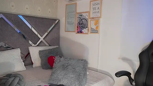 Naomi-Gray online show from 04/16/26, 09:39