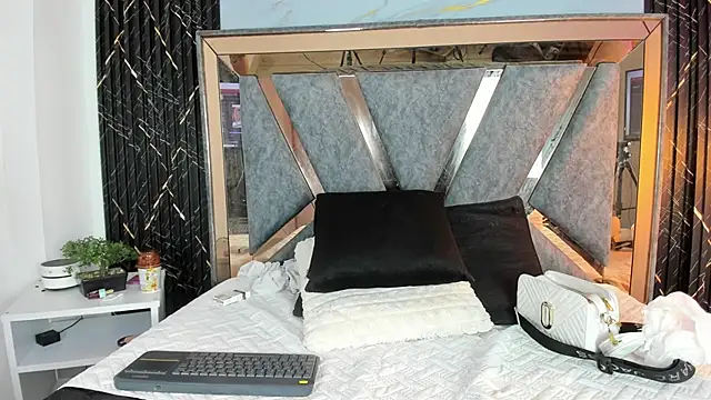 Snapshot of Hanna_jonnes_ chatting on 03/12/26, 09:43 Hanna jonnes online show from 03/12/26, 09:43