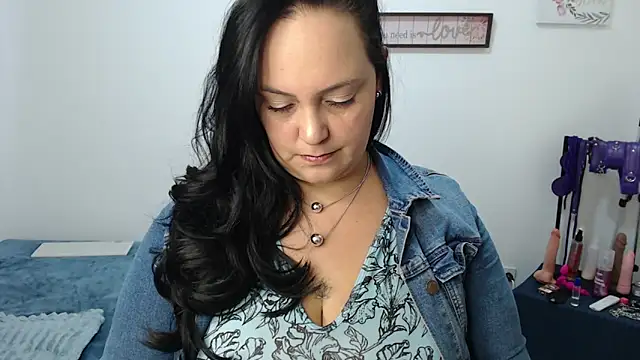 Snapshot of Veroniicabbw_ chatting on 05/22/26, 01:06 Veroniicabbw online show from 05/22/26, 01:06