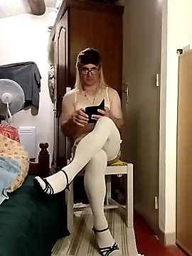 stephie83 online show from 04/18/26, 06:56