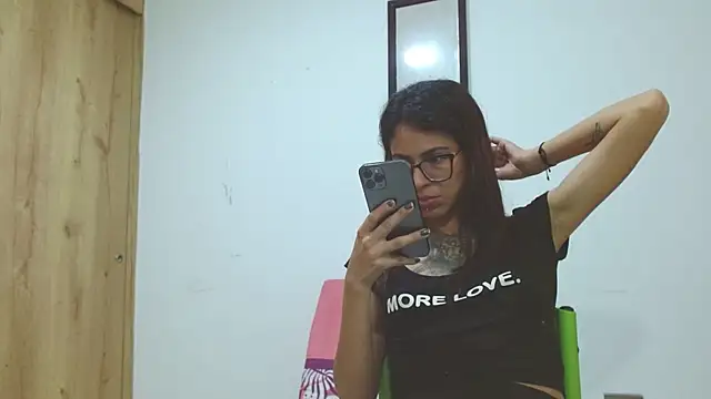 Snapshot of Emily_Lopera chatting on 05/30/26, 02:30 Emily Lopera online show from 05/30/26, 02:30